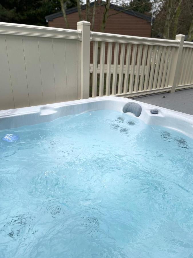 Happy Days Lodge With Hot Tub Йорк Екстериор снимка